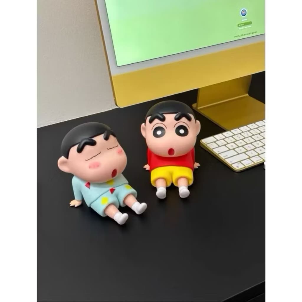 (GROSIRAN) Phone Holder Crayon Shinchan Figure Toys Holder Pajangan Meja Lucu Lazy Santai